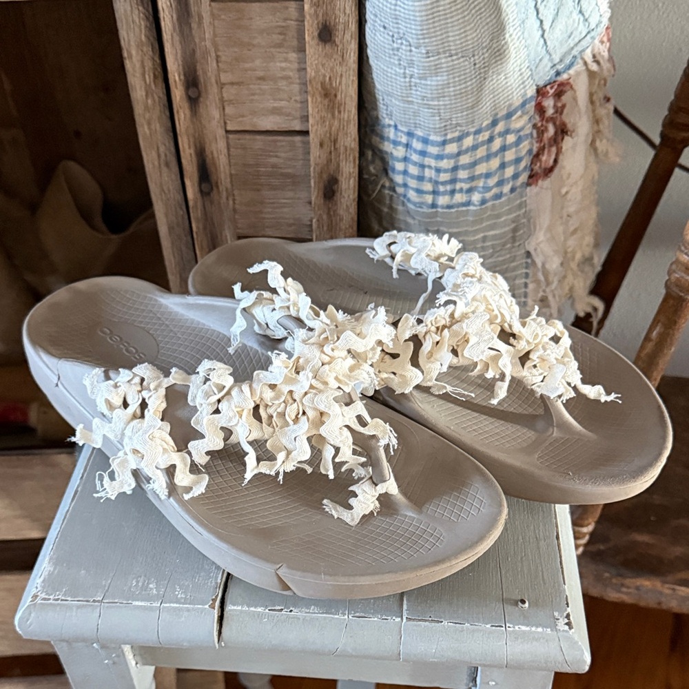 OOFOS Cream Textured Sandals